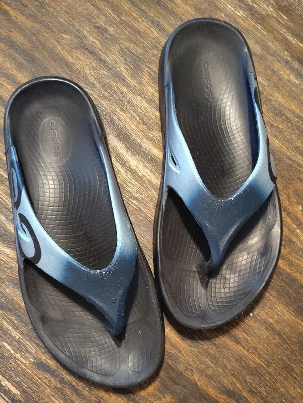 OOFOS Men’s Black and Blue Oofoam Recovery Flipflops Sandals